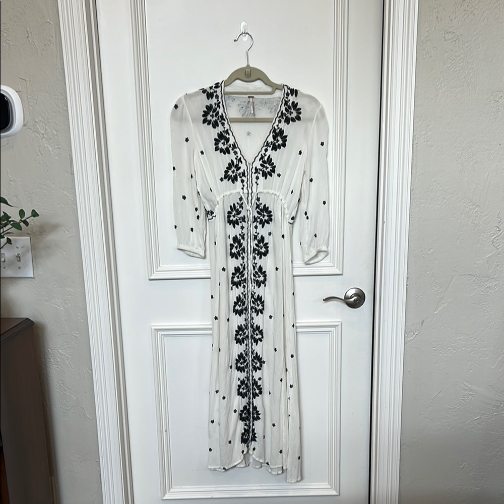 VGUC Free People Embroidered Fable midi dress. Size XS